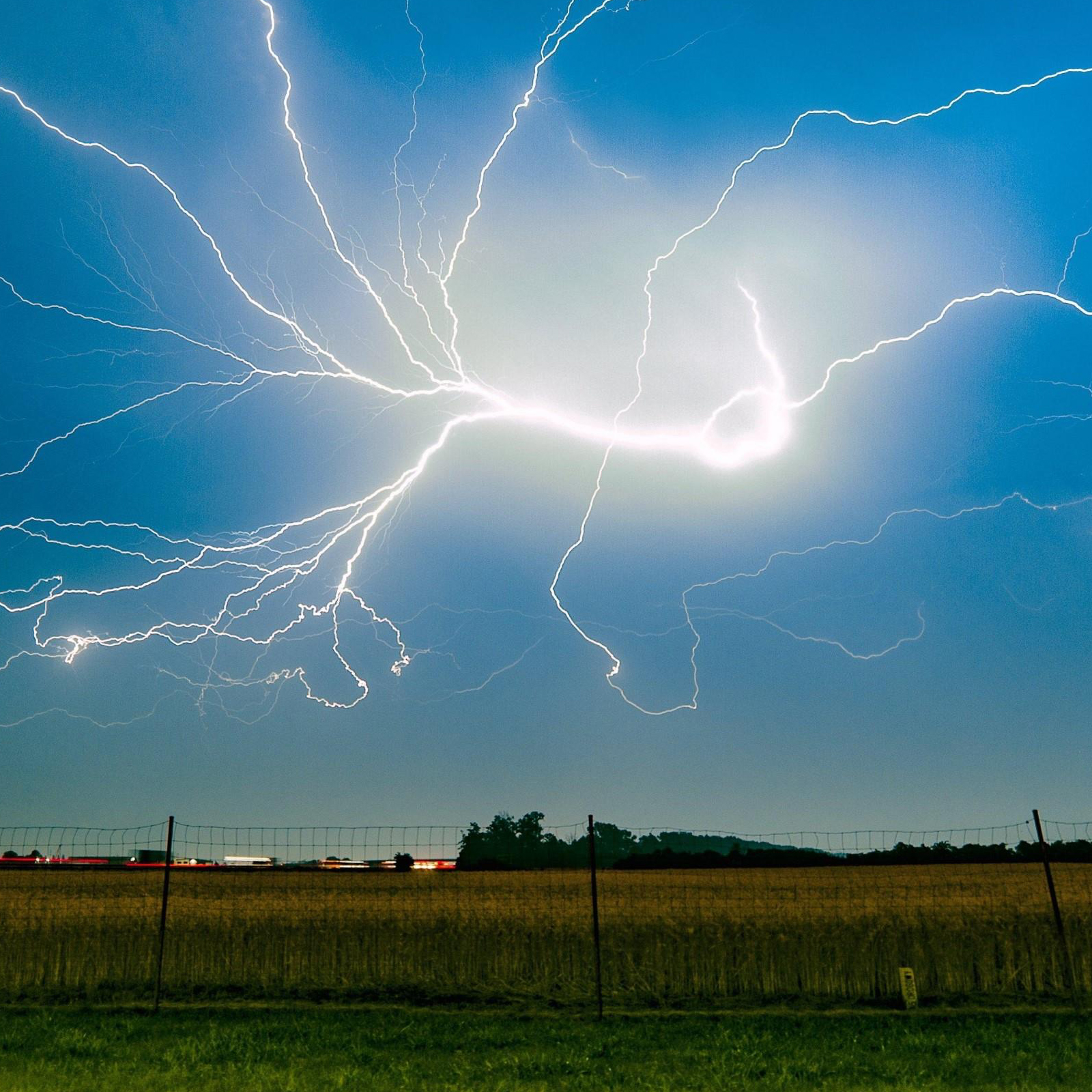 Молния три. Соц сеть с молнией. Соц сеть б молния. Валюта с молнией. Find the Lightning..