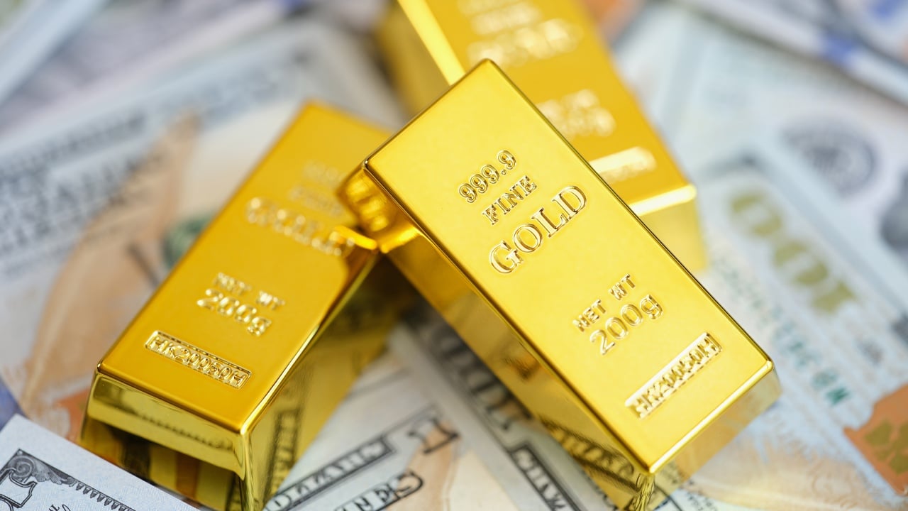 Gold Shatters Records as Investors Brace for Economic Turbulence