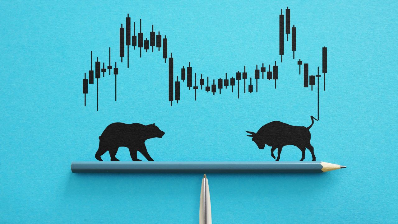 BTC continues to trade within a tight range as investors monitor the macroeconomic landscape and gauge conflicting market signals.