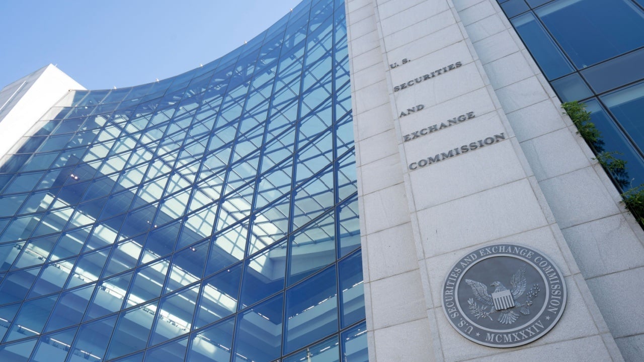 Former SEC Chief Talks Dismantling of Crypto Enforcement: 'C'est La Vie and to the Moon'